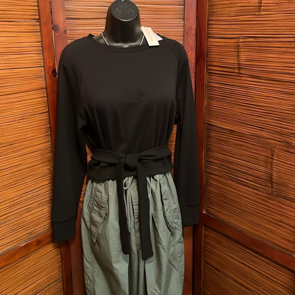 Crop tshirt/sweatshirt with tie waist NWT Gilded Intent size small